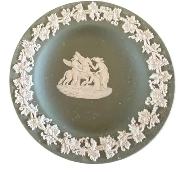 SMALL Vintage Green Wedgwood Round Plate‎ - Picture 1 of 3